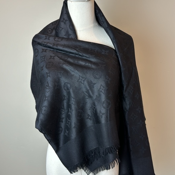 Louis Vuitton Monogram Shawl, Black. - Picture 7 of 8